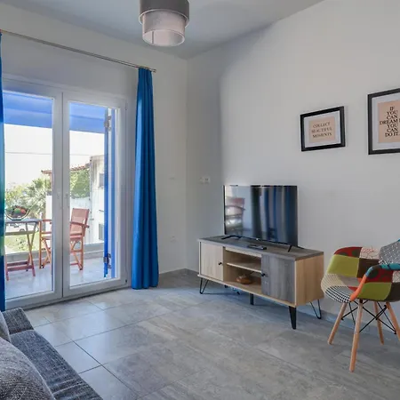 Molos Beachfront Apartments In Diakopto Extérieur photo